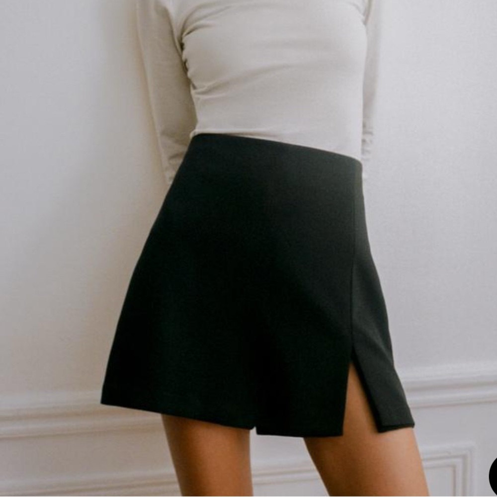 SLIT HEM SKORT